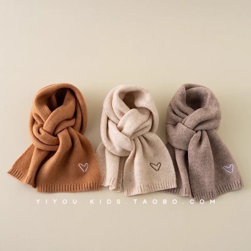 Gyerekeknek készült pulóver sapka – akril, kupola alakú csúcs, perem nélkül, meleg, hímzett, 2–4, 4–6 és 8–10 év