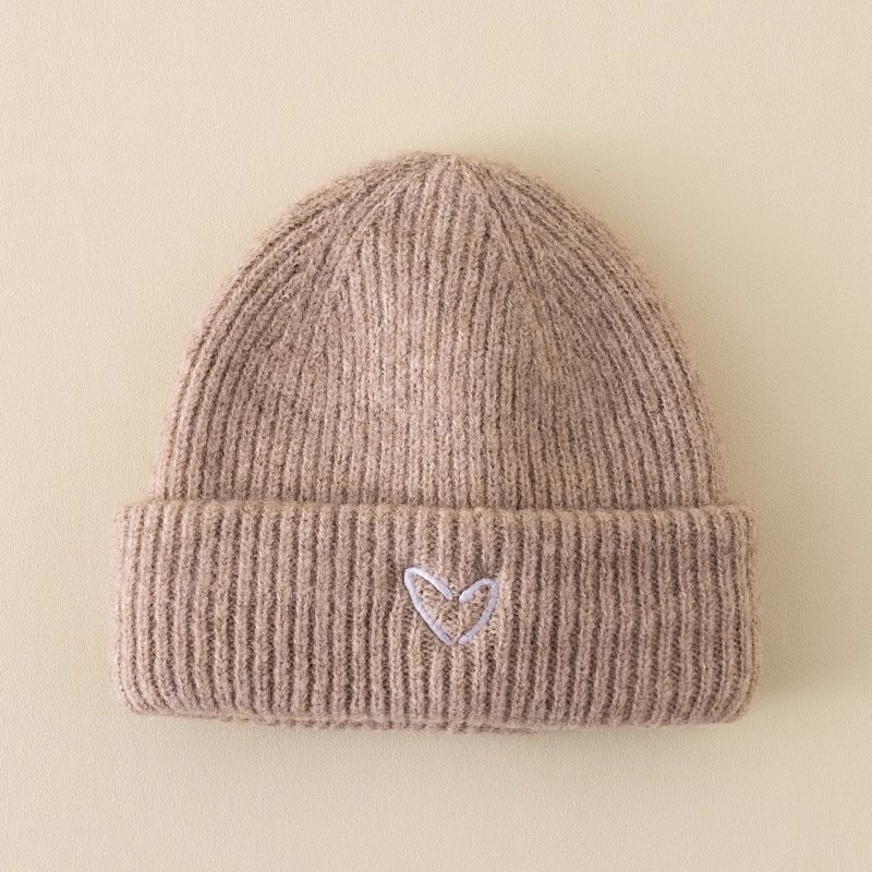 Gyerekeknek készült pulóver sapka – akril, kupola alakú csúcs, perem nélkül, meleg, hímzett, 2–4, 4–6 és 8–10 év