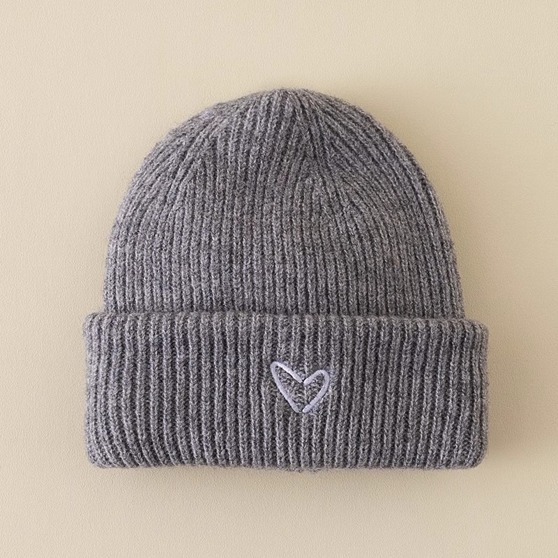 Gyerekeknek készült pulóver sapka – akril, kupola alakú csúcs, perem nélkül, meleg, hímzett, 2–4, 4–6 és 8–10 év