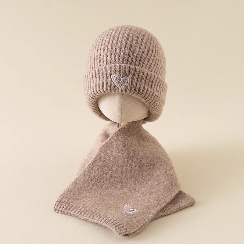 Gyerekeknek készült pulóver sapka – akril, kupola alakú csúcs, perem nélkül, meleg, hímzett, 2–4, 4–6 és 8–10 év