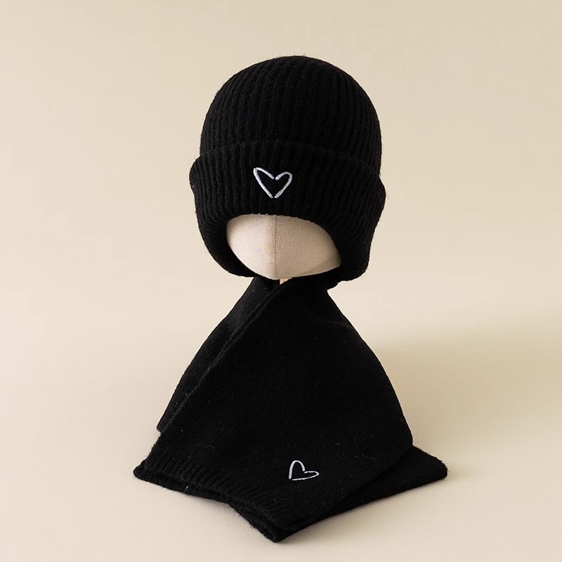 Gyerekeknek készült pulóver sapka – akril, kupola alakú csúcs, perem nélkül, meleg, hímzett, 2–4, 4–6 és 8–10 év