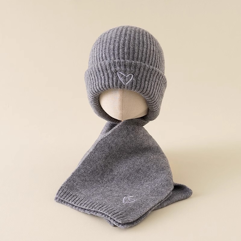 Gyerekeknek készült pulóver sapka – akril, kupola alakú csúcs, perem nélkül, meleg, hímzett, 2–4, 4–6 és 8–10 év