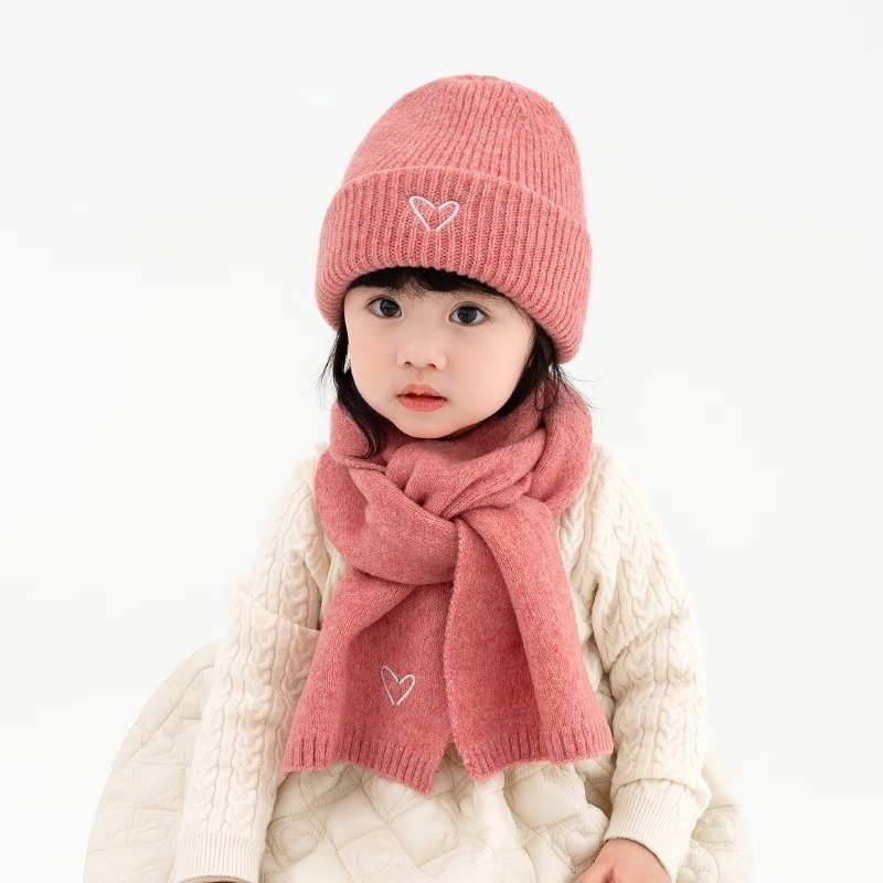 Gyerekeknek készült pulóver sapka – akril, kupola alakú csúcs, perem nélkül, meleg, hímzett, 2–4, 4–6 és 8–10 év