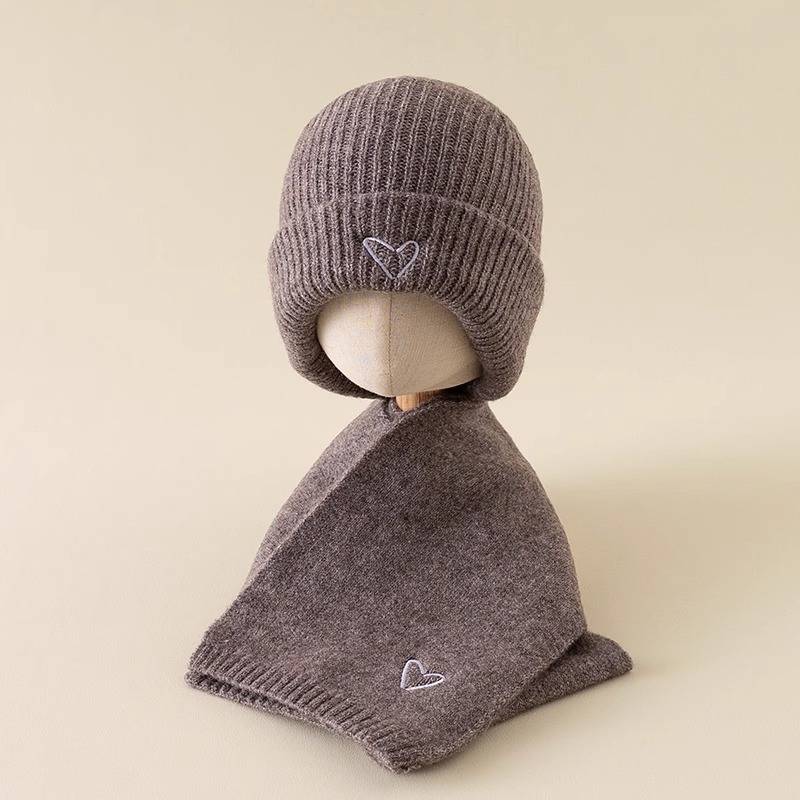 Gyerekeknek készült pulóver sapka – akril, kupola alakú csúcs, perem nélkül, meleg, hímzett, 2–4, 4–6 és 8–10 év