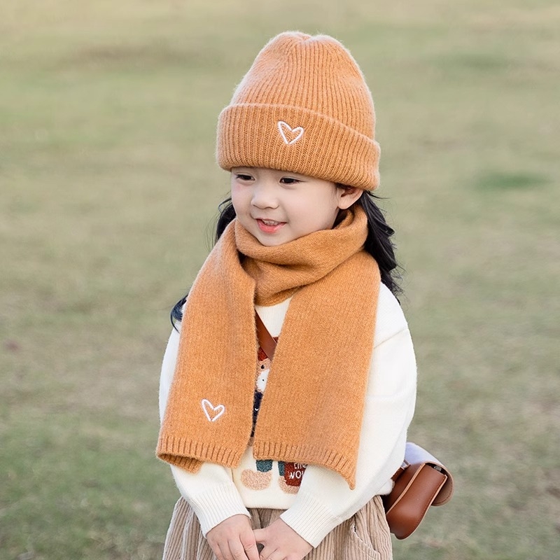 Gyerekeknek készült pulóver sapka – akril, kupola alakú csúcs, perem nélkül, meleg, hímzett, 2–4, 4–6 és 8–10 év