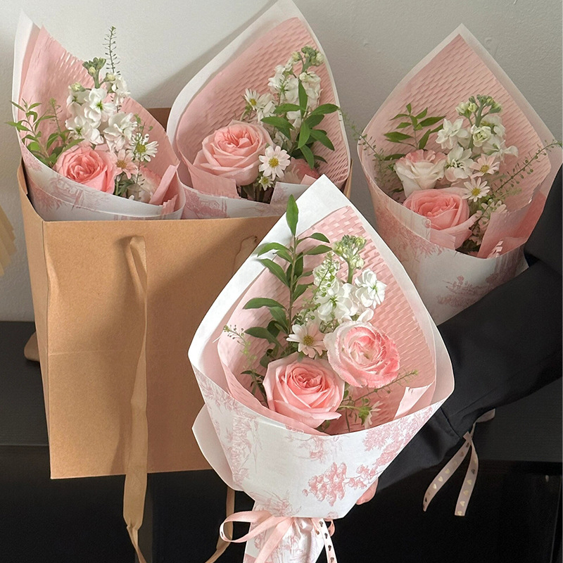 Dāvanu iepakojuma papīrs ar ziedu rakstu uz kraftpapīra, tintes druka, 10 loksnes