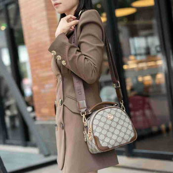 PVC anyagú kör alakú keresztbody táska, utcai stílus, poliészter bélés, kampó zár