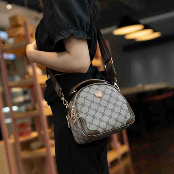 PVC anyagú kör alakú keresztbody táska, utcai stílus, poliészter bélés, kampó zár