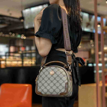 PVC anyagú kör alakú keresztbody táska, utcai stílus, poliészter bélés, kampó zár