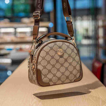 PVC anyagú kör alakú keresztbody táska, utcai stílus, poliészter bélés, kampó zár