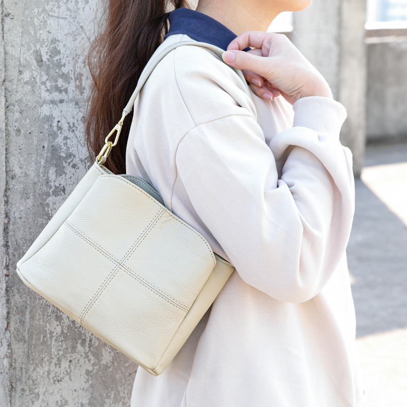 Női oldaltáska valódi bőrből, első réteg marhabőrből, bucket stílus, vízszintes négyzet alak, cipzáras zárás