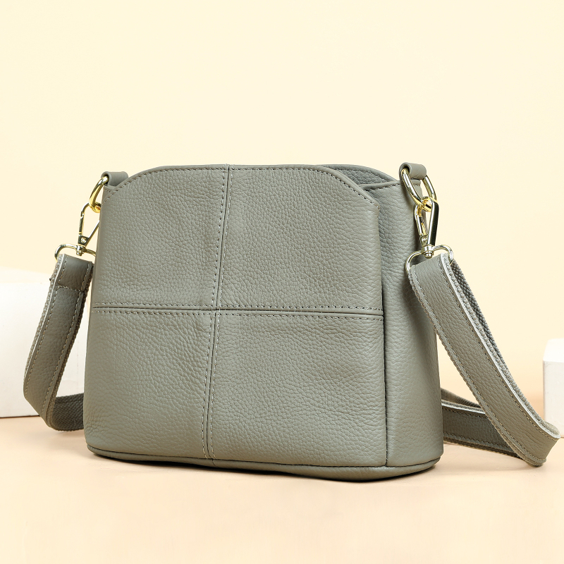 Női oldaltáska valódi bőrből, első réteg marhabőrből, bucket stílus, vízszintes négyzet alak, cipzáras zárás