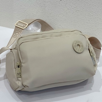 Bou bou vállon átvet táska, Oxford anyag, horizontális négyzet alak, cipzáras záródás, belső zsebek telefon és személyi igazolvány számára