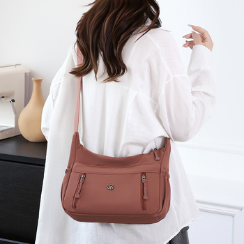 Mu Lan Fox Crossbody táska – Nylon, városi minimalizmus, horizontális négyzet alakú forma, cipzáras záródás, belső zsebek