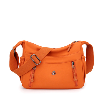 Mu Lan Fox Crossbody táska – Nylon, városi minimalizmus, horizontális négyzet alakú forma, cipzáras záródás, belső zsebek