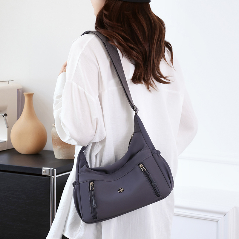 Mu Lan Fox Crossbody táska – Nylon, városi minimalizmus, horizontális négyzet alakú forma, cipzáras záródás, belső zsebek