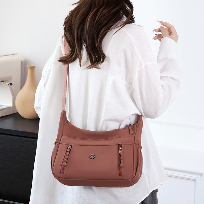 Mu Lan Fox Crossbody táska – Nylon, városi minimalizmus, horizontális négyzet alakú forma, cipzáras záródás, belső zsebek