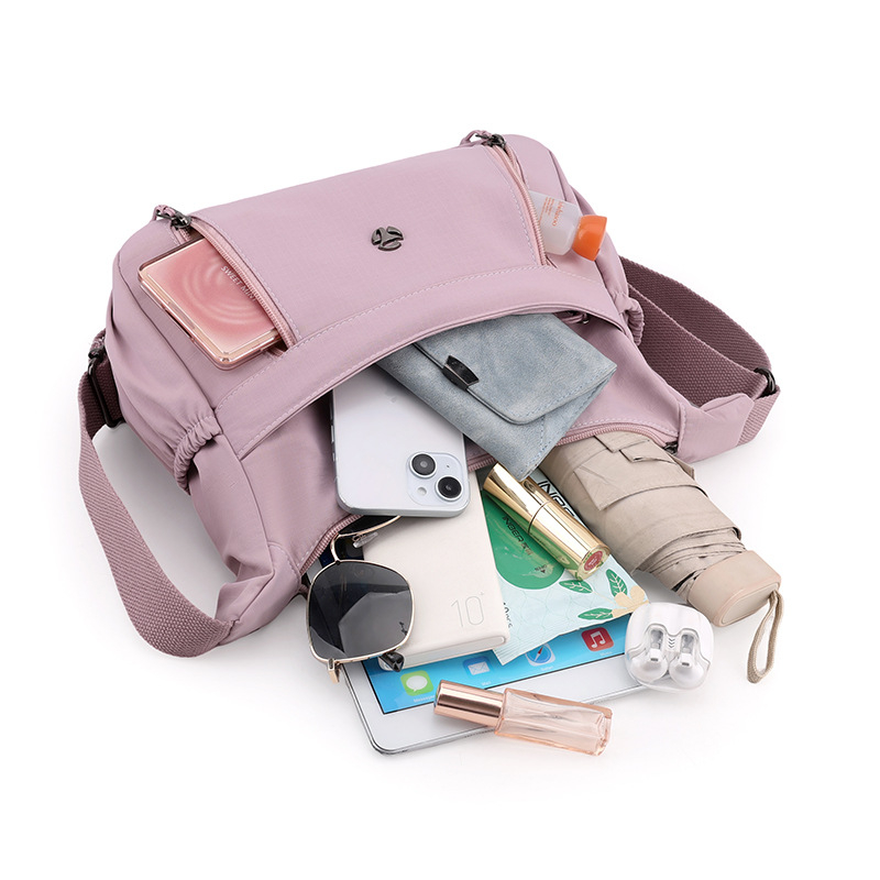 Mu Lan Fox Crossbody táska – Nylon, városi minimalizmus, horizontális négyzet alakú forma, cipzáras záródás, belső zsebek