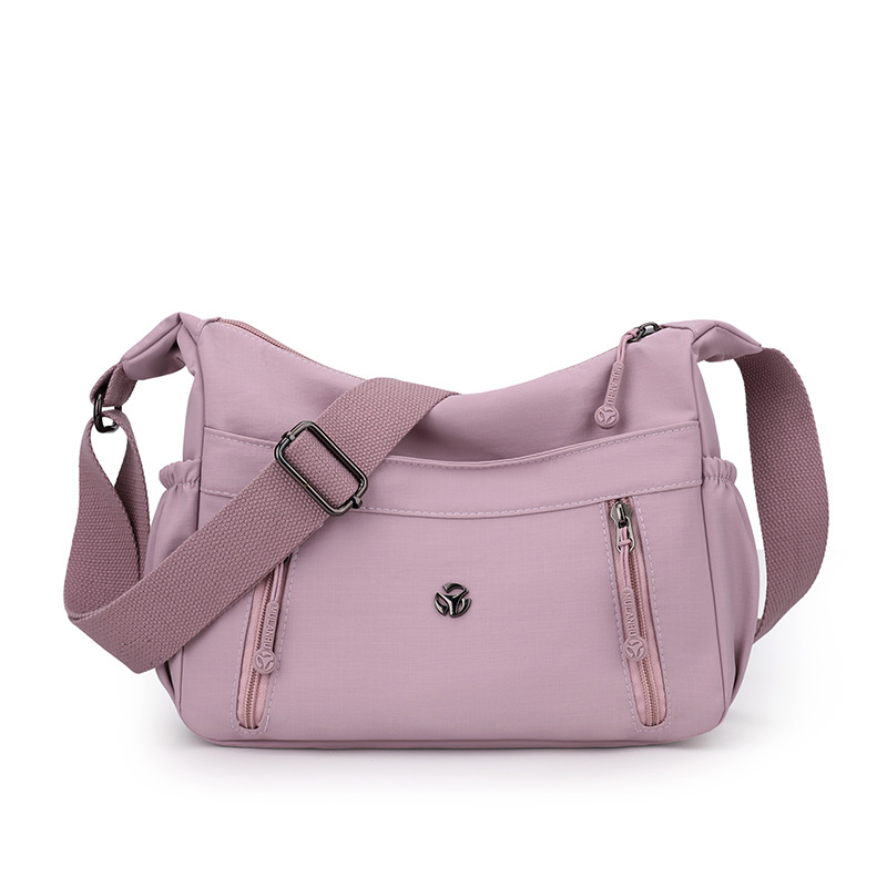 Mu Lan Fox Crossbody táska – Nylon, városi minimalizmus, horizontális négyzet alakú forma, cipzáras záródás, belső zsebek