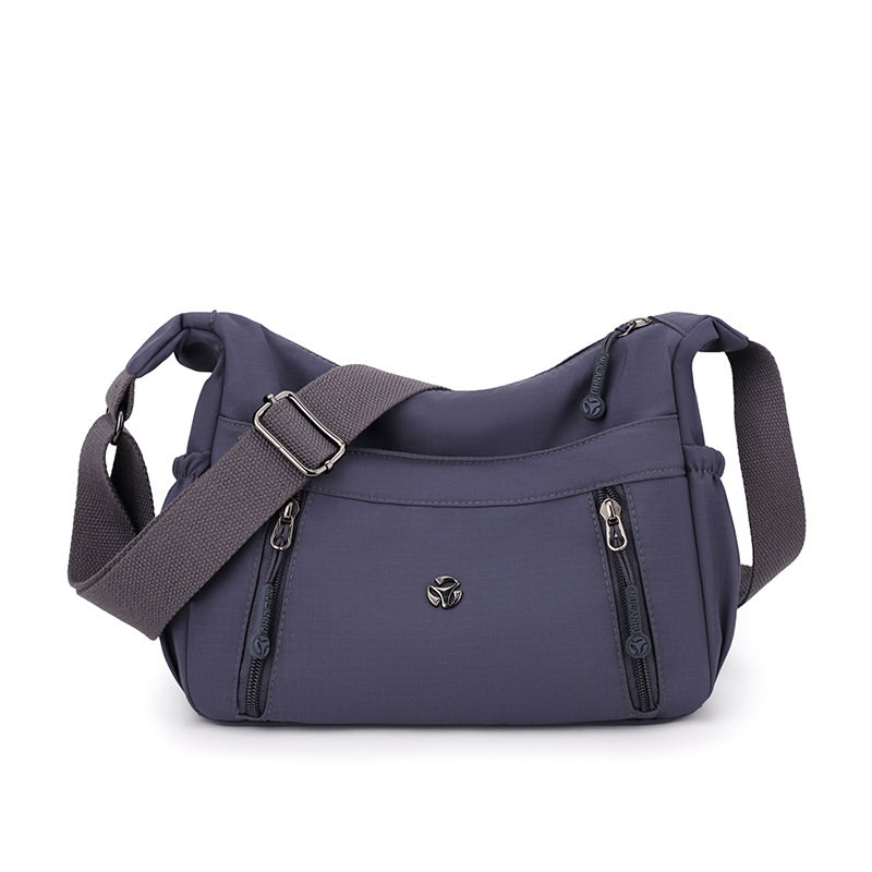 Mu Lan Fox Crossbody táska – Nylon, városi minimalizmus, horizontális négyzet alakú forma, cipzáras záródás, belső zsebek