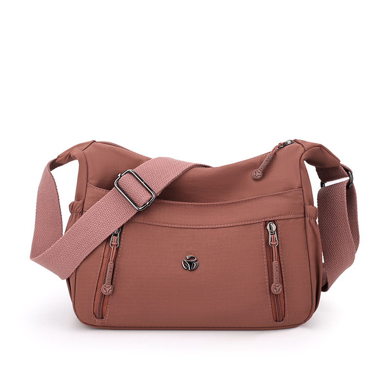 Mu Lan Fox Crossbody táska – Nylon, városi minimalizmus, horizontális négyzet alakú forma, cipzáras záródás, belső zsebek