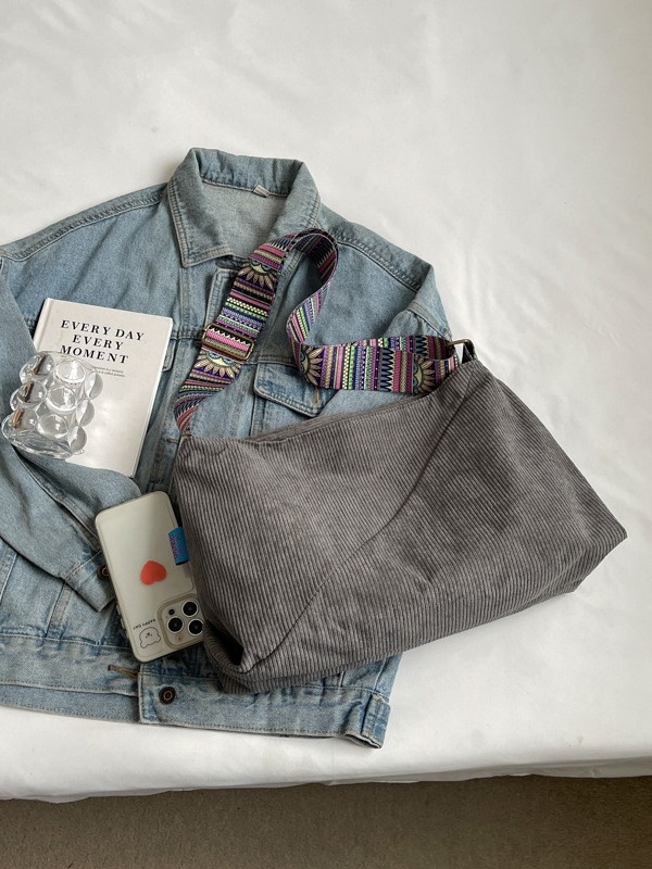 Corduroy női táska, nagy kapacitású — mindennapi crossbody/válltáska, cipzáras nyitás, függőleges négyzet alak, belső zsebek: cipzáras, telefon és ID