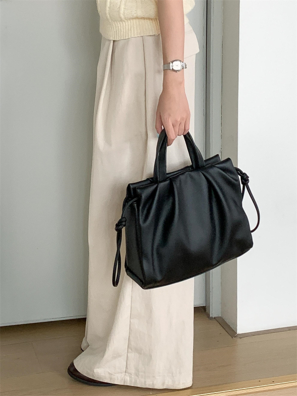 Női crossbody táska, nagy kapacitású, puha PU bőr, plisírozott dizájn, mágneses zárás, függőleges négyszögletes forma, belső cipzáras rekesz, telefonrekesz, azonosító rekesz, poliészter bélés, nyári 2025 megjelenés