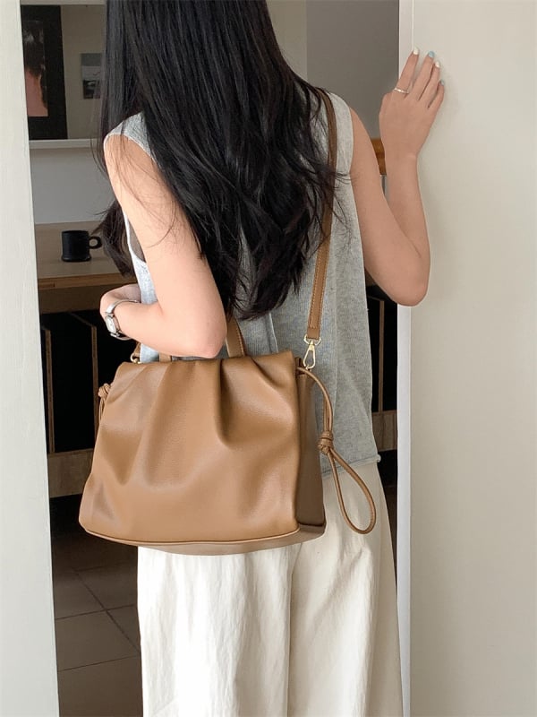 Női crossbody táska, nagy kapacitású, puha PU bőr, plisírozott dizájn, mágneses zárás, függőleges négyszögletes forma, belső cipzáras rekesz, telefonrekesz, azonosító rekesz, poliészter bélés, nyári 2025 megjelenés