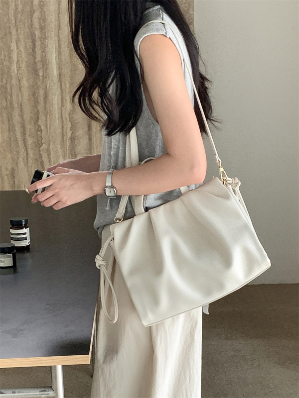 Női crossbody táska, nagy kapacitású, puha PU bőr, plisírozott dizájn, mágneses zárás, függőleges négyszögletes forma, belső cipzáras rekesz, telefonrekesz, azonosító rekesz, poliészter bélés, nyári 2025 megjelenés