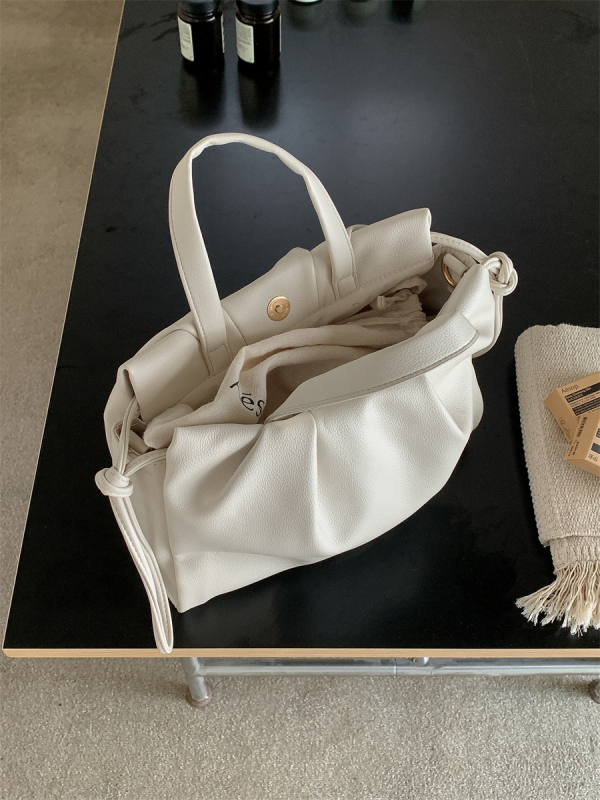 Női crossbody táska, nagy kapacitású, puha PU bőr, plisírozott dizájn, mágneses zárás, függőleges négyszögletes forma, belső cipzáras rekesz, telefonrekesz, azonosító rekesz, poliészter bélés, nyári 2025 megjelenés