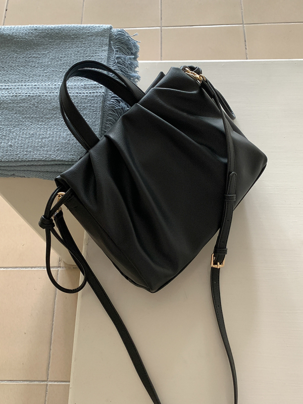 Női crossbody táska, nagy kapacitású, puha PU bőr, plisírozott dizájn, mágneses zárás, függőleges négyszögletes forma, belső cipzáras rekesz, telefonrekesz, azonosító rekesz, poliészter bélés, nyári 2025 megjelenés