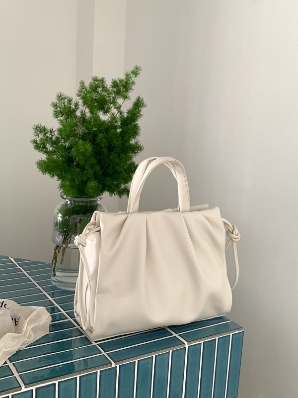 Női crossbody táska, nagy kapacitású, puha PU bőr, plisírozott dizájn, mágneses zárás, függőleges négyszögletes forma, belső cipzáras rekesz, telefonrekesz, azonosító rekesz, poliészter bélés, nyári 2025 megjelenés