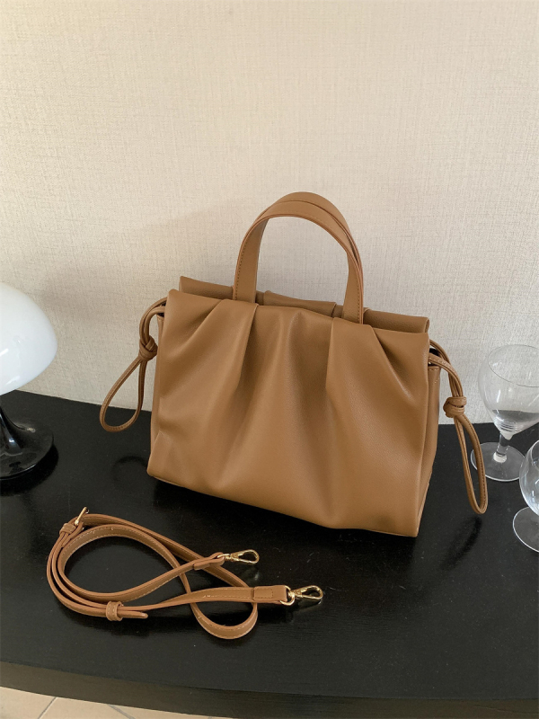 Női crossbody táska, nagy kapacitású, puha PU bőr, plisírozott dizájn, mágneses zárás, függőleges négyszögletes forma, belső cipzáras rekesz, telefonrekesz, azonosító rekesz, poliészter bélés, nyári 2025 megjelenés