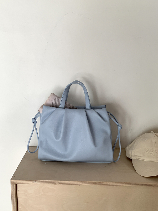 Női crossbody táska, nagy kapacitású, puha PU bőr, plisírozott dizájn, mágneses zárás, függőleges négyszögletes forma, belső cipzáras rekesz, telefonrekesz, azonosító rekesz, poliészter bélés, nyári 2025 megjelenés