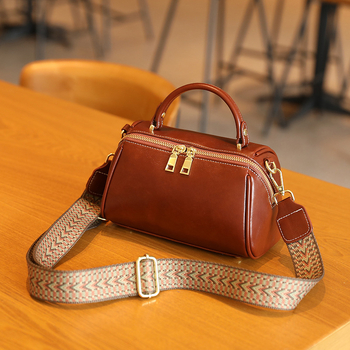 Saddle bag válltáska – PVC anyag, városi minimalizmus, ovális forma, cipzáras nyitás, belső zsebek (zipzáros zseb és telefonzseb)