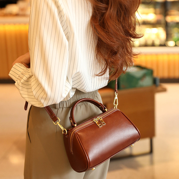 Saddle bag válltáska – PVC anyag, városi minimalizmus, ovális forma, cipzáras nyitás, belső zsebek (zipzáros zseb és telefonzseb)