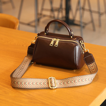 Saddle bag válltáska – PVC anyag, városi minimalizmus, ovális forma, cipzáras nyitás, belső zsebek (zipzáros zseb és telefonzseb)