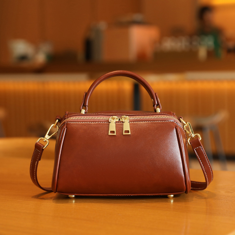 Saddle bag válltáska – PVC anyag, városi minimalizmus, ovális forma, cipzáras nyitás, belső zsebek (zipzáros zseb és telefonzseb)