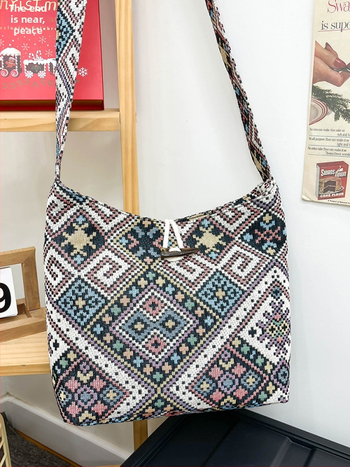 Жакардова тъкан за чанти и облекло — флорален дизайн, памук и лен; подплата полиестер; чанта dumpling; отваряне с цип; вътрешен джоб с цип