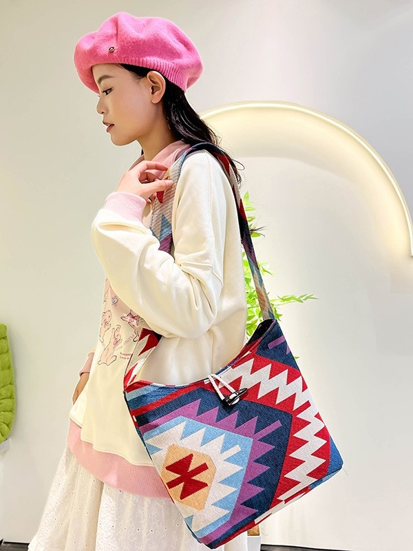 Jacquard anyag táskákhoz és ruházathoz — virágos mintázat, pamut és len; bélés poliészter; táska formája: dumpling; zárás: cipzár; belső zseb cipzárral