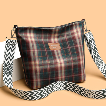 Crossbody táska, városi egyszerű stílus, nylon anyag, horizontális négyzet alakú forma, cipzáras nyitás, belső cipzáras zseb