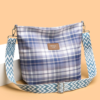Crossbody táska, városi egyszerű stílus, nylon anyag, horizontális négyzet alakú forma, cipzáras nyitás, belső cipzáras zseb