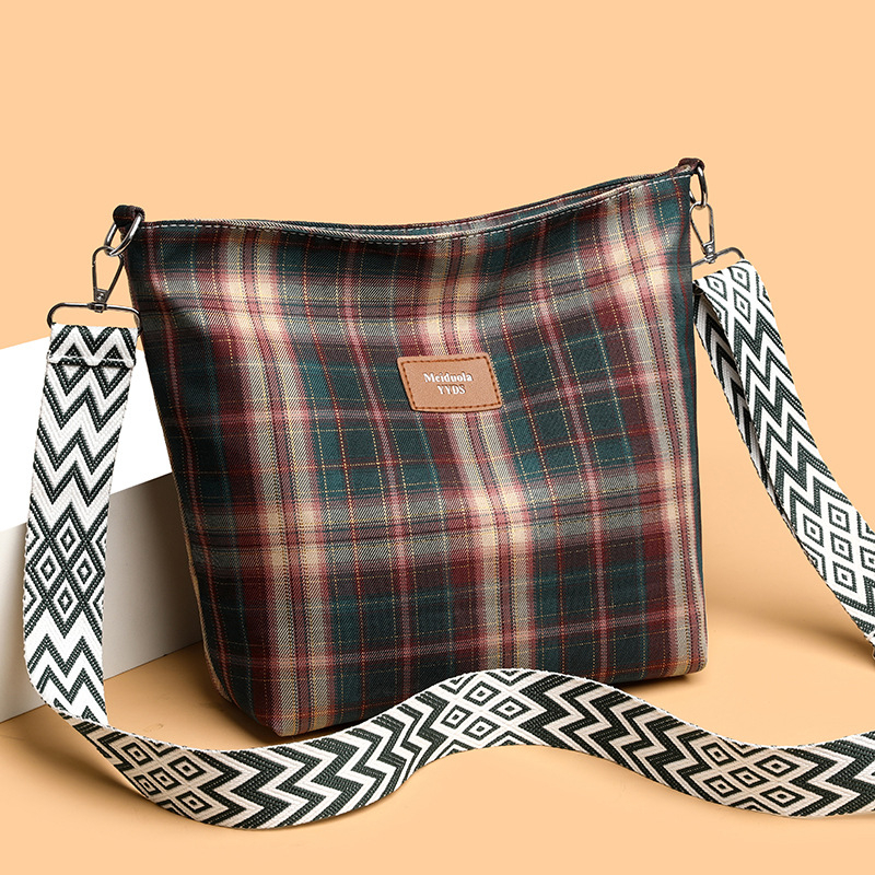 Crossbody táska, városi egyszerű stílus, nylon anyag, horizontális négyzet alakú forma, cipzáras nyitás, belső cipzáras zseb