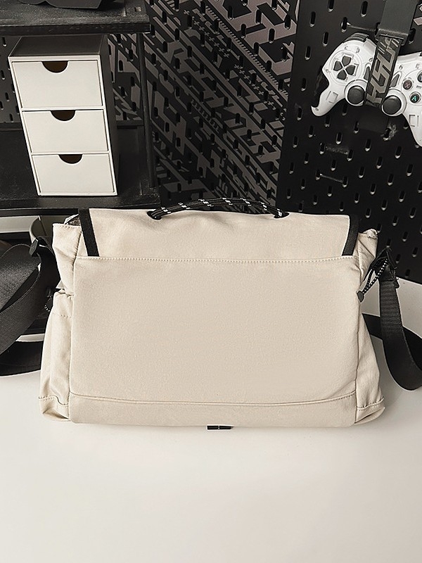 Найлонова раница, вертикална квадратна форма, покрито затваряне, една презрамка, полиестрова подплата, уличен стил