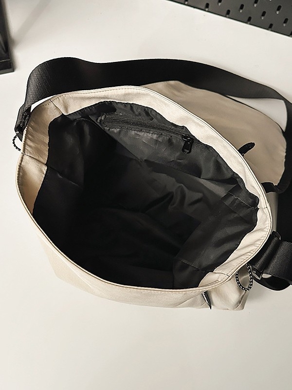 Найлонова раница, вертикална квадратна форма, покрито затваряне, една презрамка, полиестрова подплата, уличен стил