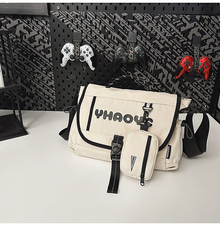 Найлонова раница, вертикална квадратна форма, покрито затваряне, една презрамка, полиестрова подплата, уличен стил