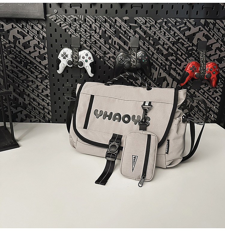 Найлонова раница, вертикална квадратна форма, покрито затваряне, една презрамка, полиестрова подплата, уличен стил