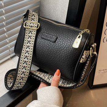 PU anyagú Pillow bag válltáska, street-trend stílus, vízszintes négyszögletes forma, cipzáras nyitás, cipzáros belső zseb