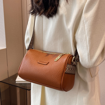 PU anyagú Pillow bag válltáska, street-trend stílus, vízszintes négyszögletes forma, cipzáras nyitás, cipzáros belső zseb