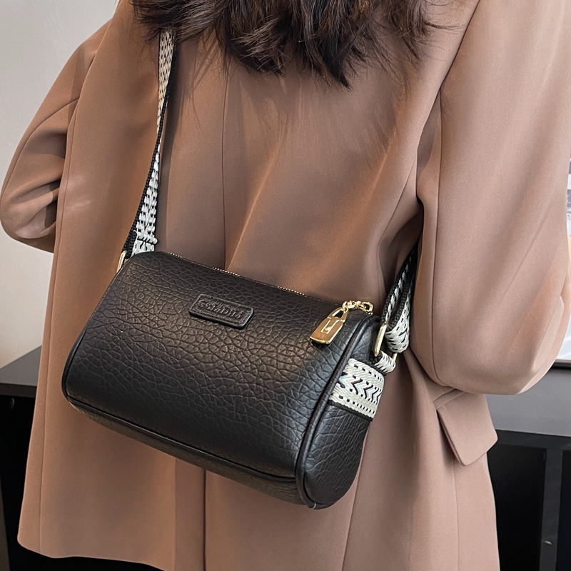 PU anyagú Pillow bag válltáska, street-trend stílus, vízszintes négyszögletes forma, cipzáras nyitás, cipzáros belső zseb